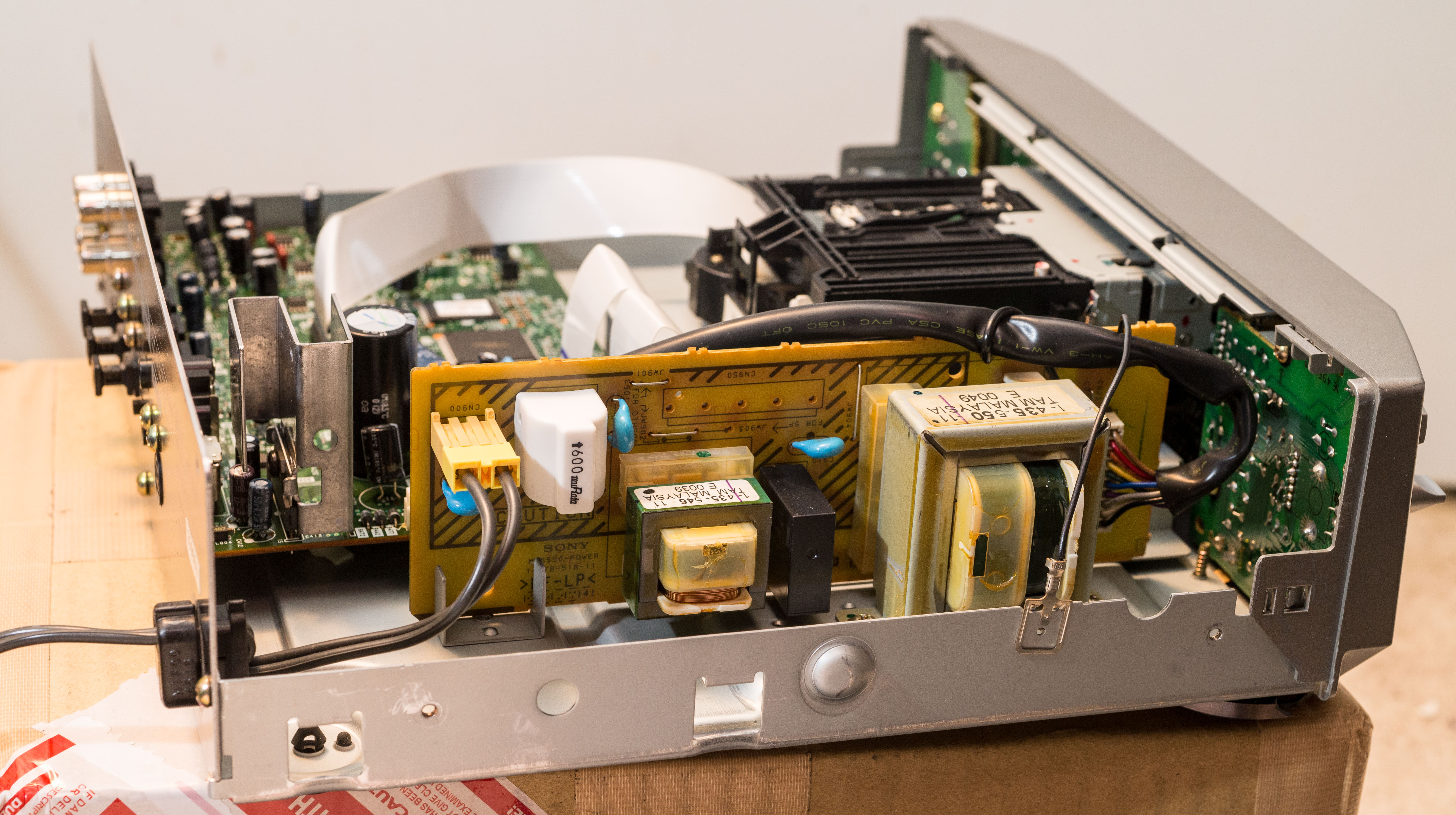 Sony MDS-S50 Internals from the left Sony MDS-S50 Internals from the left