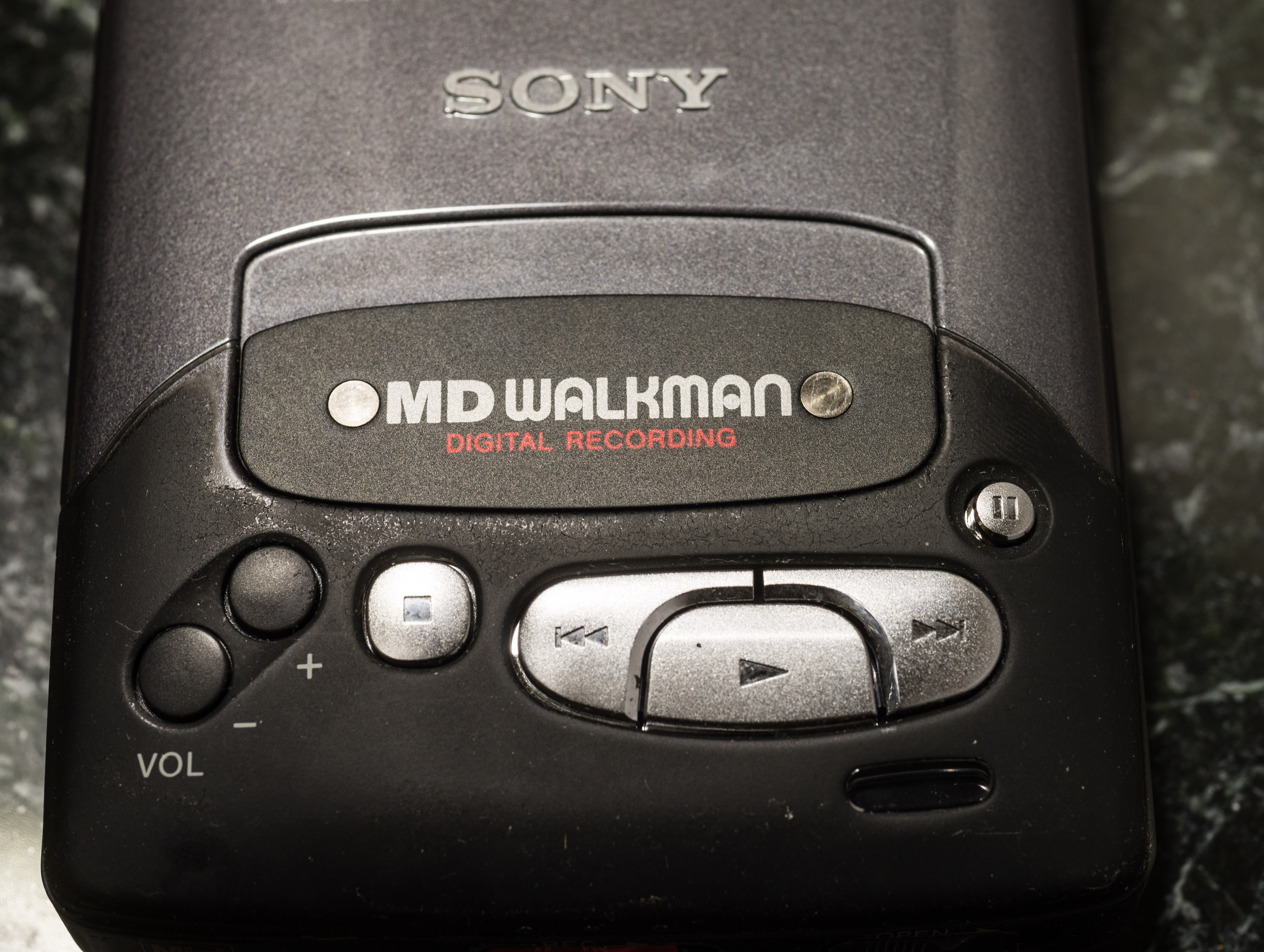Sony MZ-R2 Front Record Controls, closed Sony MZ-R2 Front Record Controls, closed