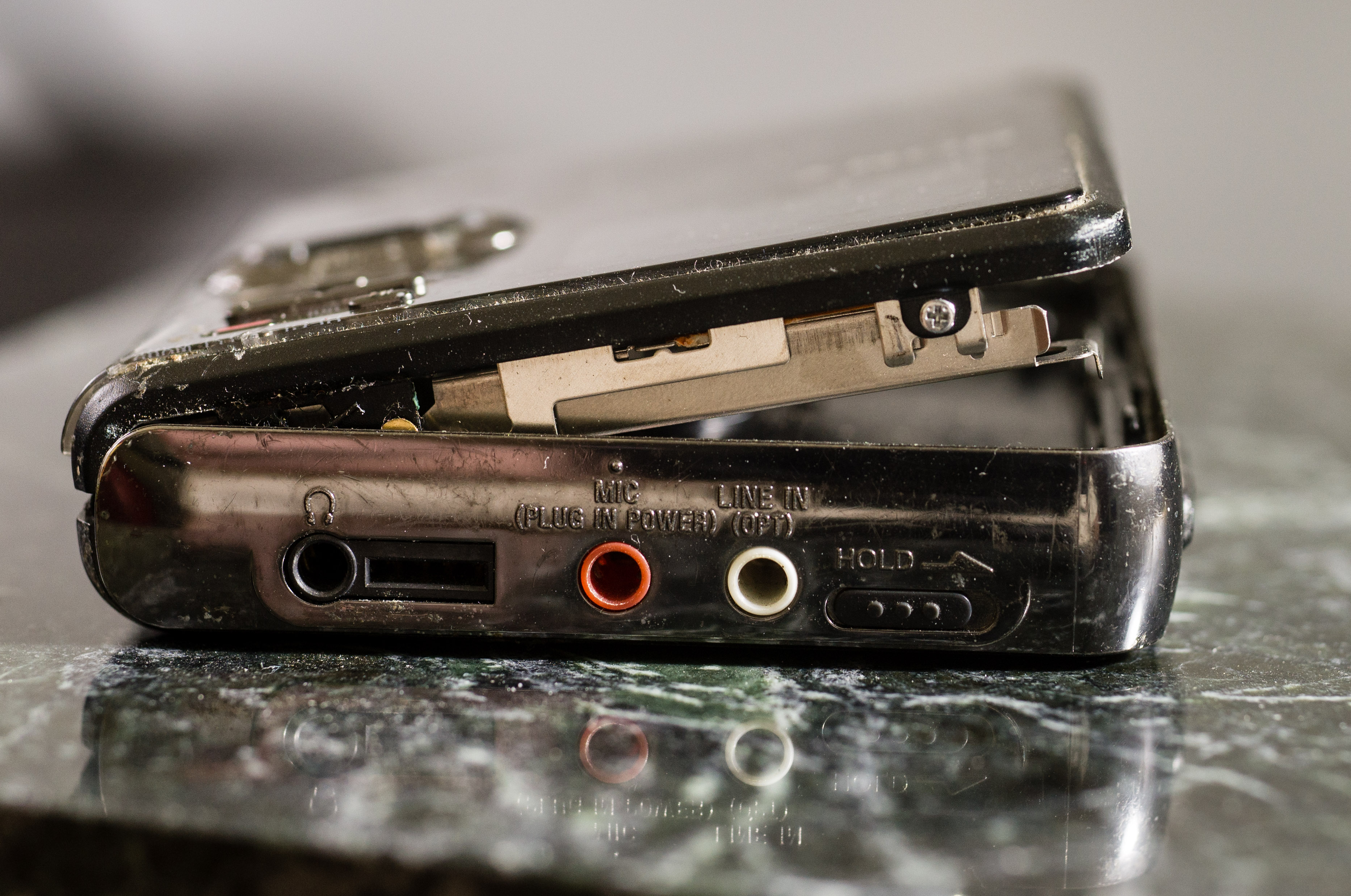 sony_mz-m100_damaged_4.jpg sony_mz-m100_damaged_4.jpg