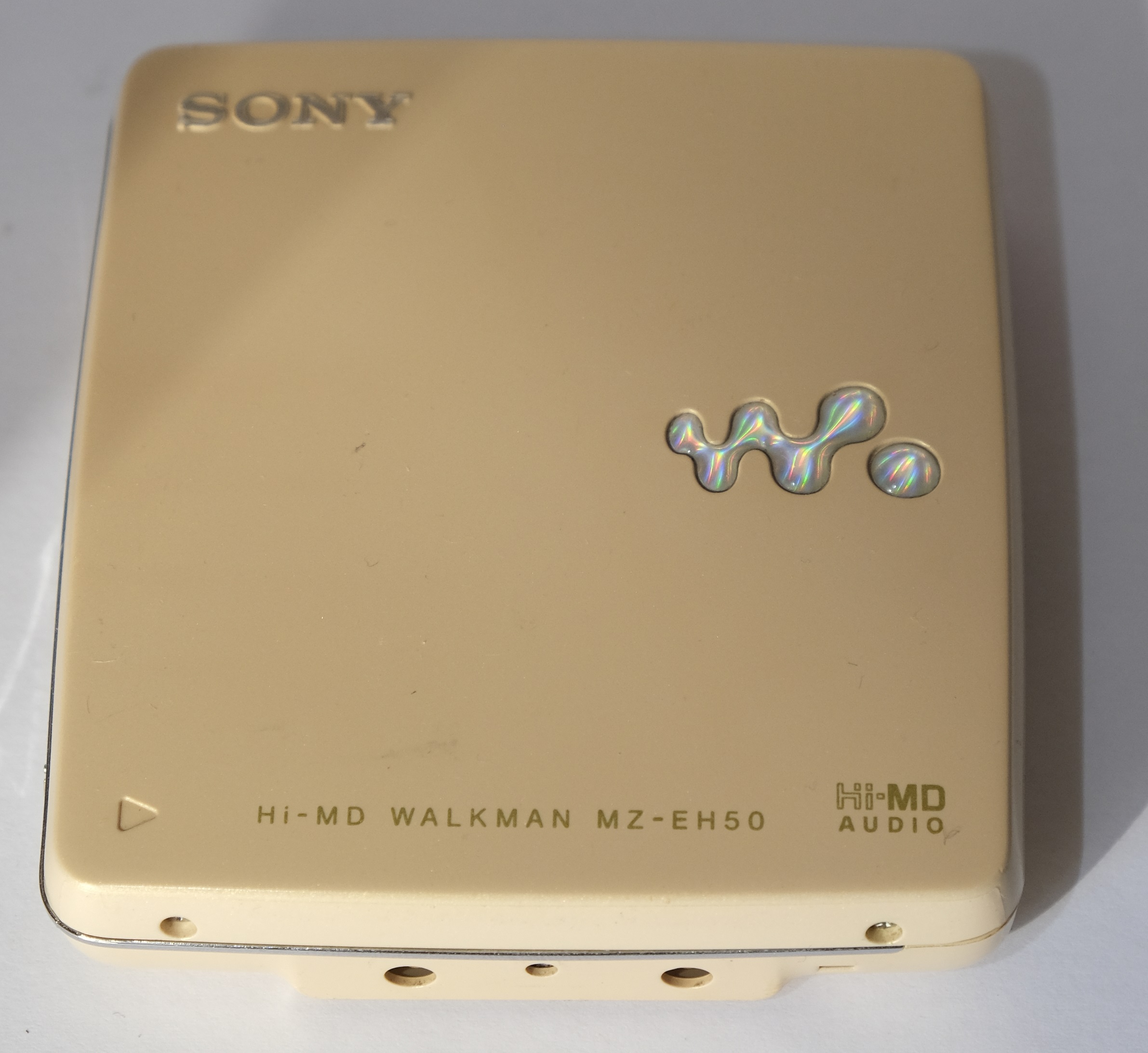 sony_mz_eh50_white_top.jpg sony_mz_eh50_white_top.jpg