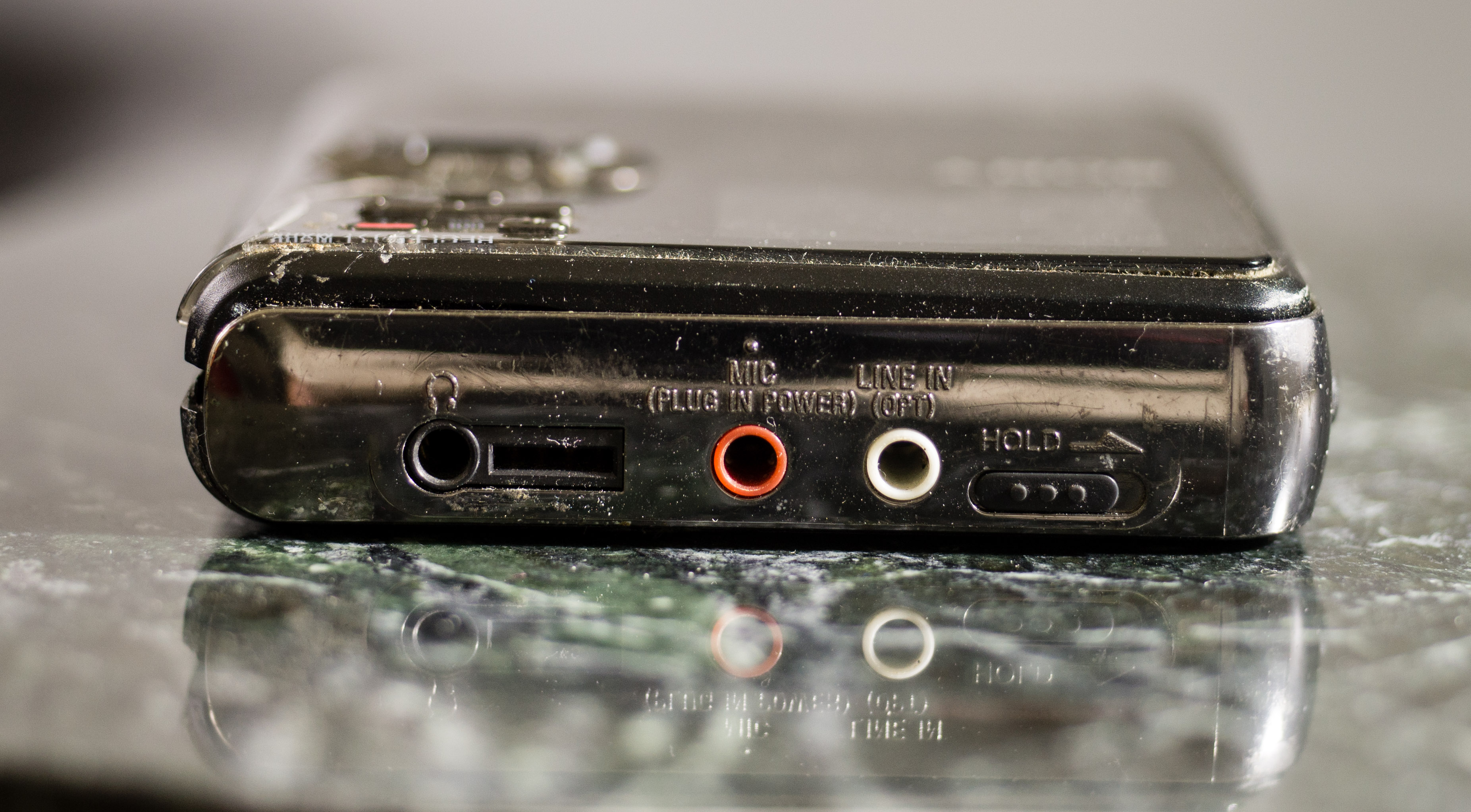 sony_mz-m100_damaged_2.jpg sony_mz-m100_damaged_2.jpg