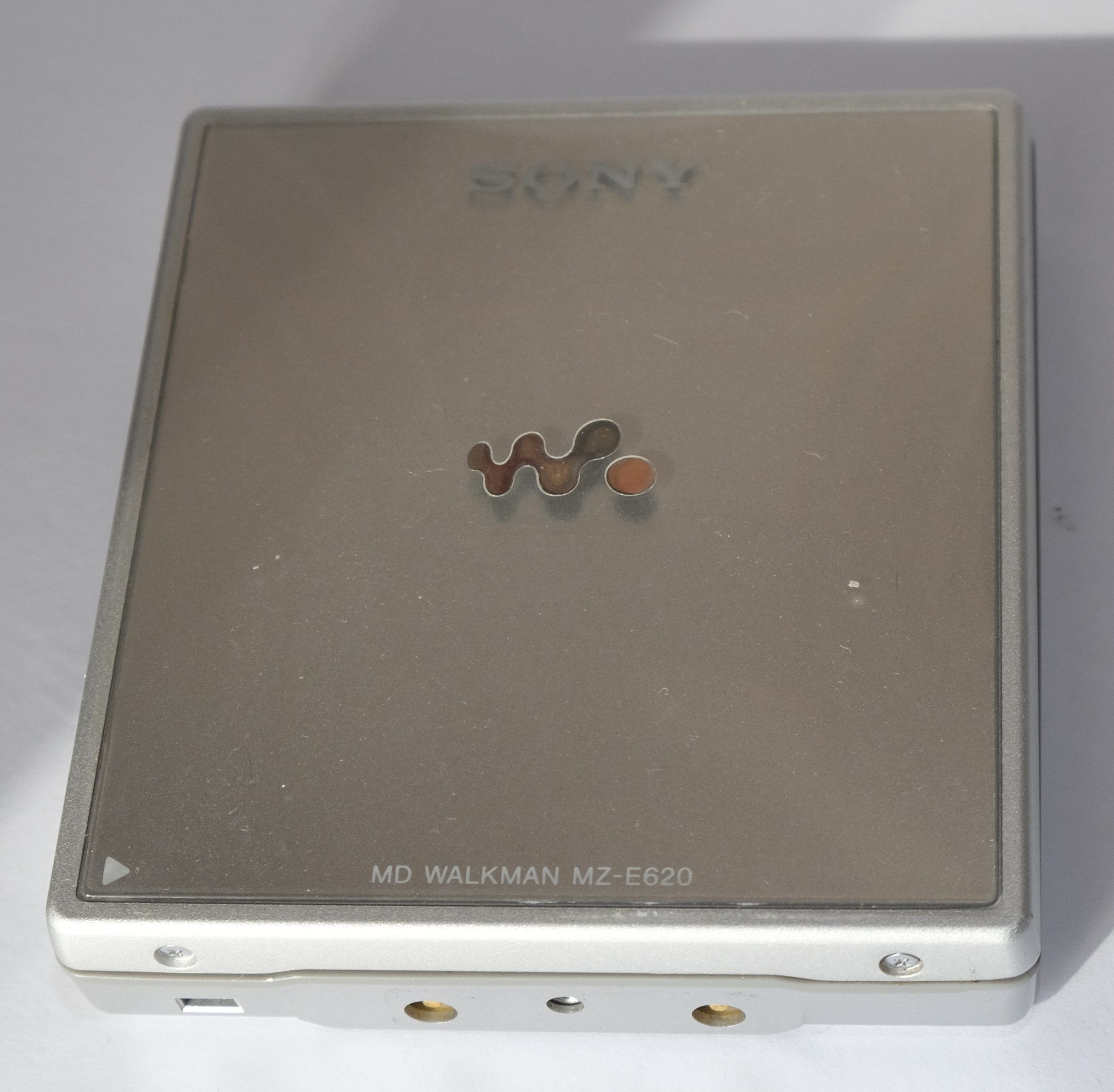 sony_mz_e620_silver_top.jpg sony_mz_e620_silver_top.jpg