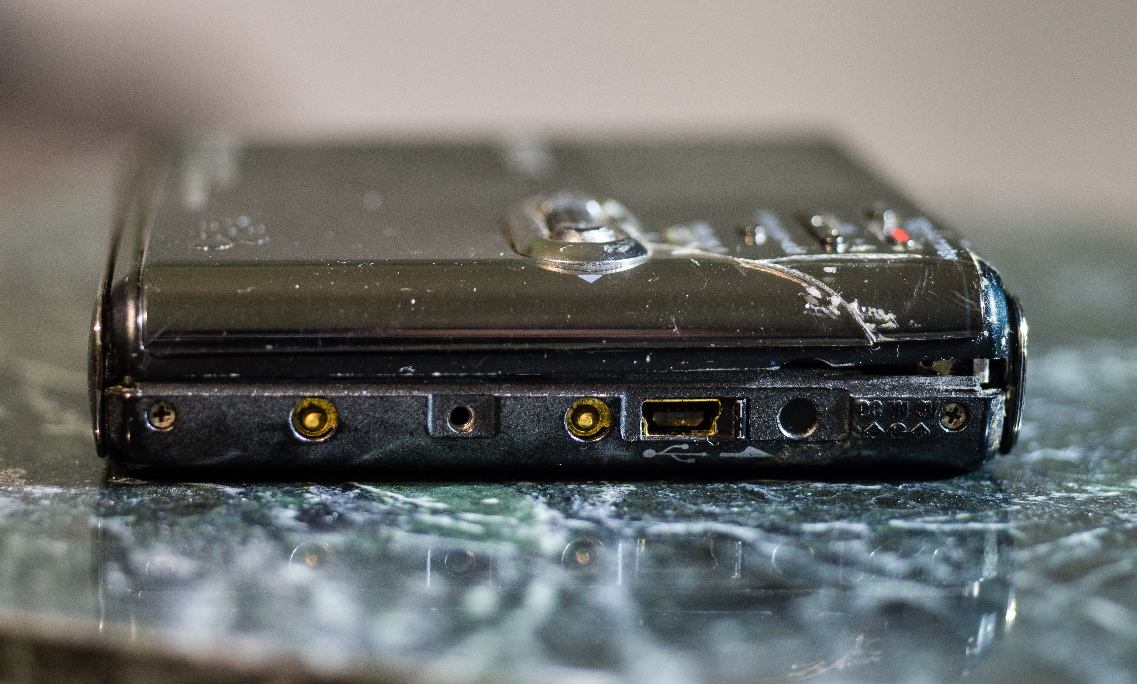 sony_mz-m100_damaged_3.jpg sony_mz-m100_damaged_3.jpg