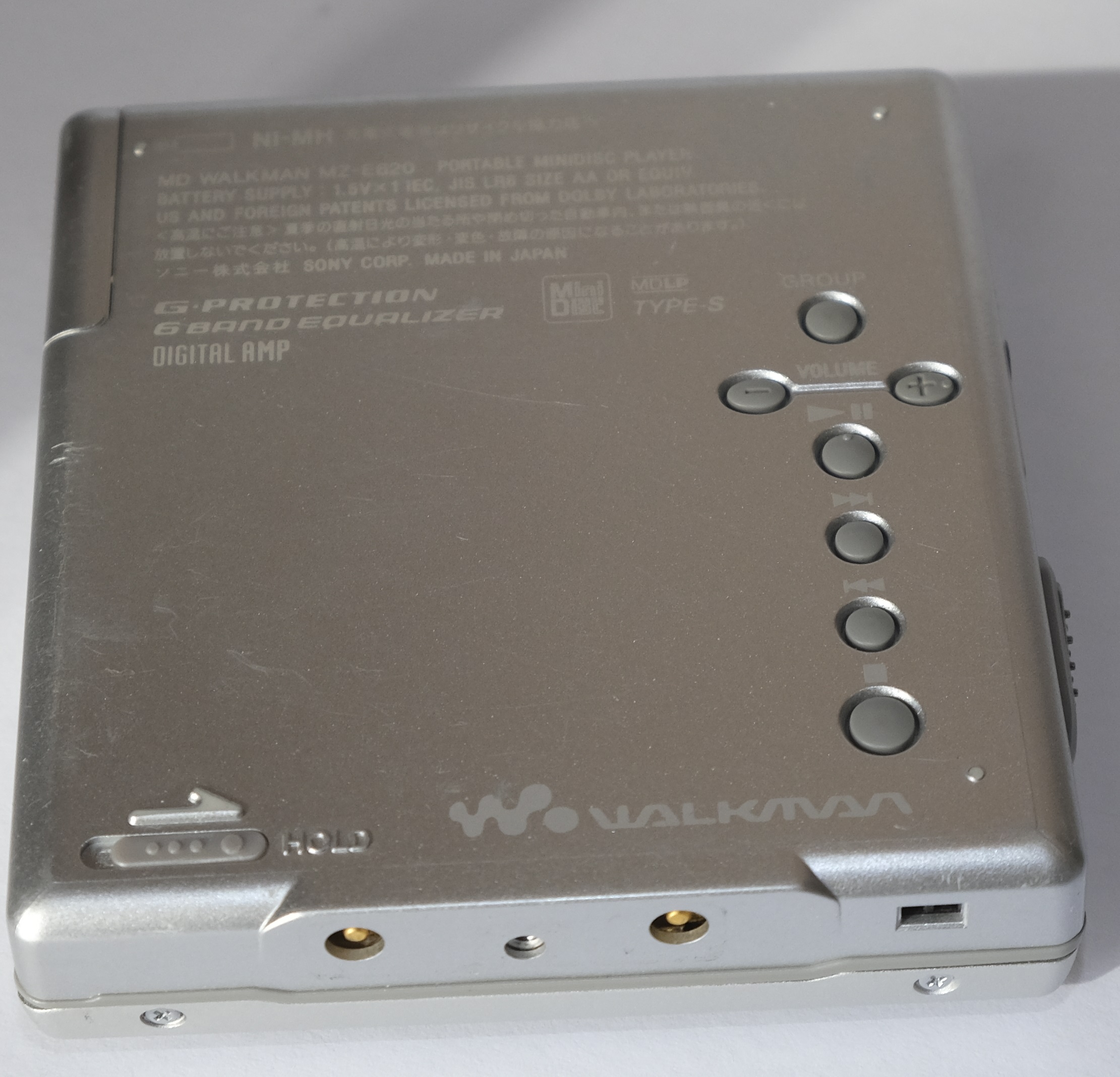 sony_mz_e620_silver_bottom.jpg sony_mz_e620_silver_bottom.jpg