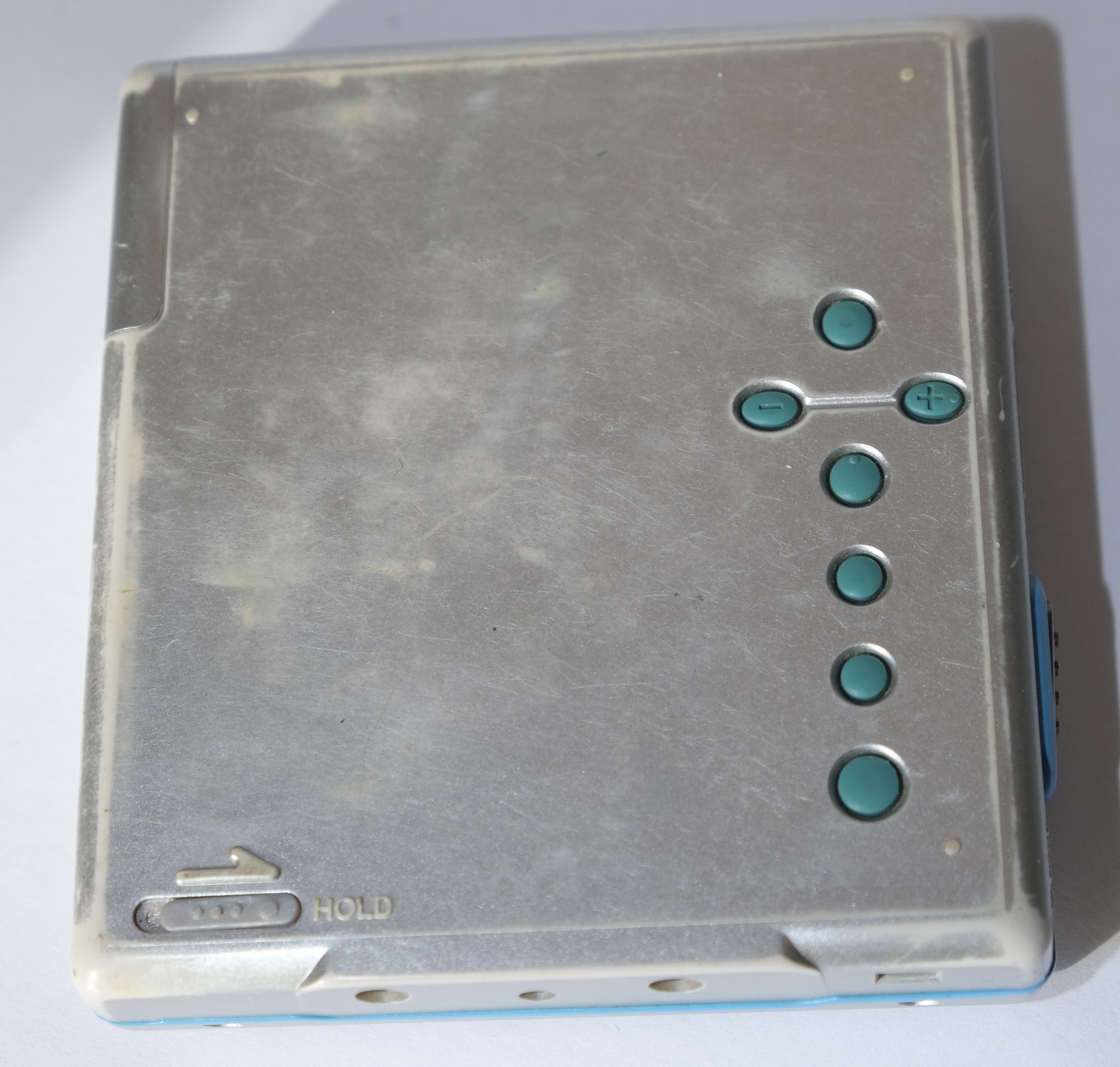 sony_mz_e620_blue_bottom.jpg sony_mz_e620_blue_bottom.jpg