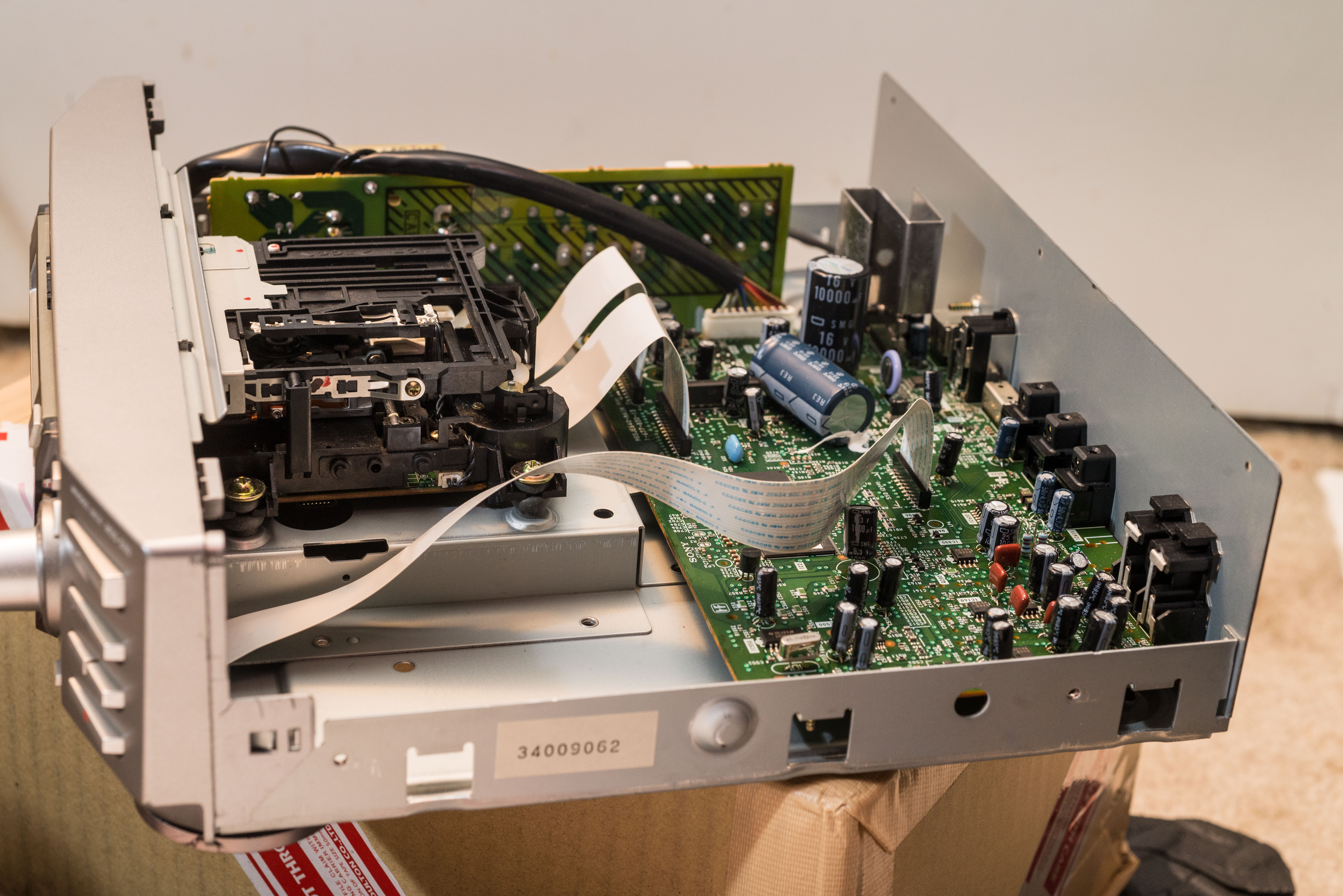 Sony MDS-S50 Internals from the right Sony MDS-S50 Internals from the right