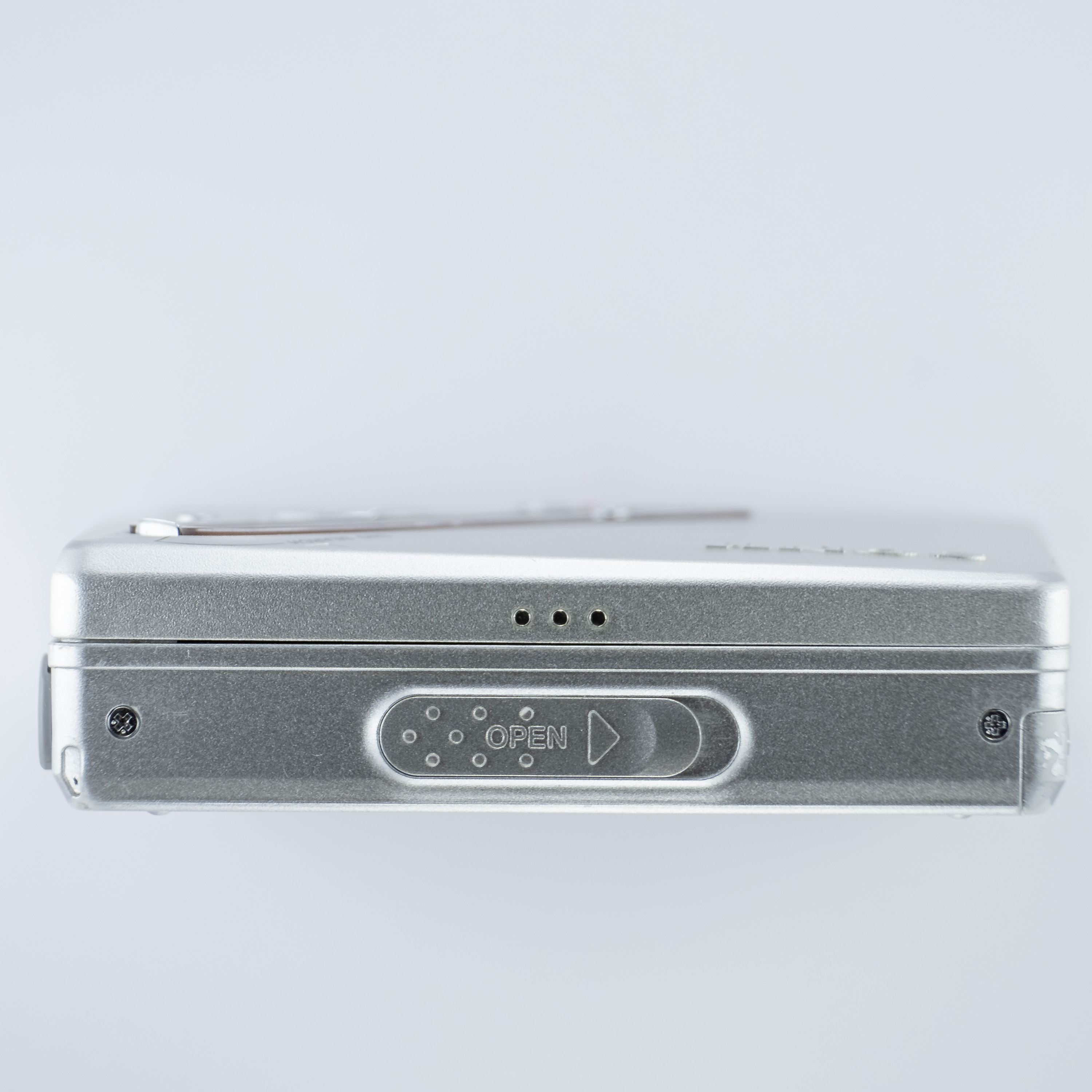 sony_mz_n710_silver_back.jpg sony_mz_n710_silver_back.jpg