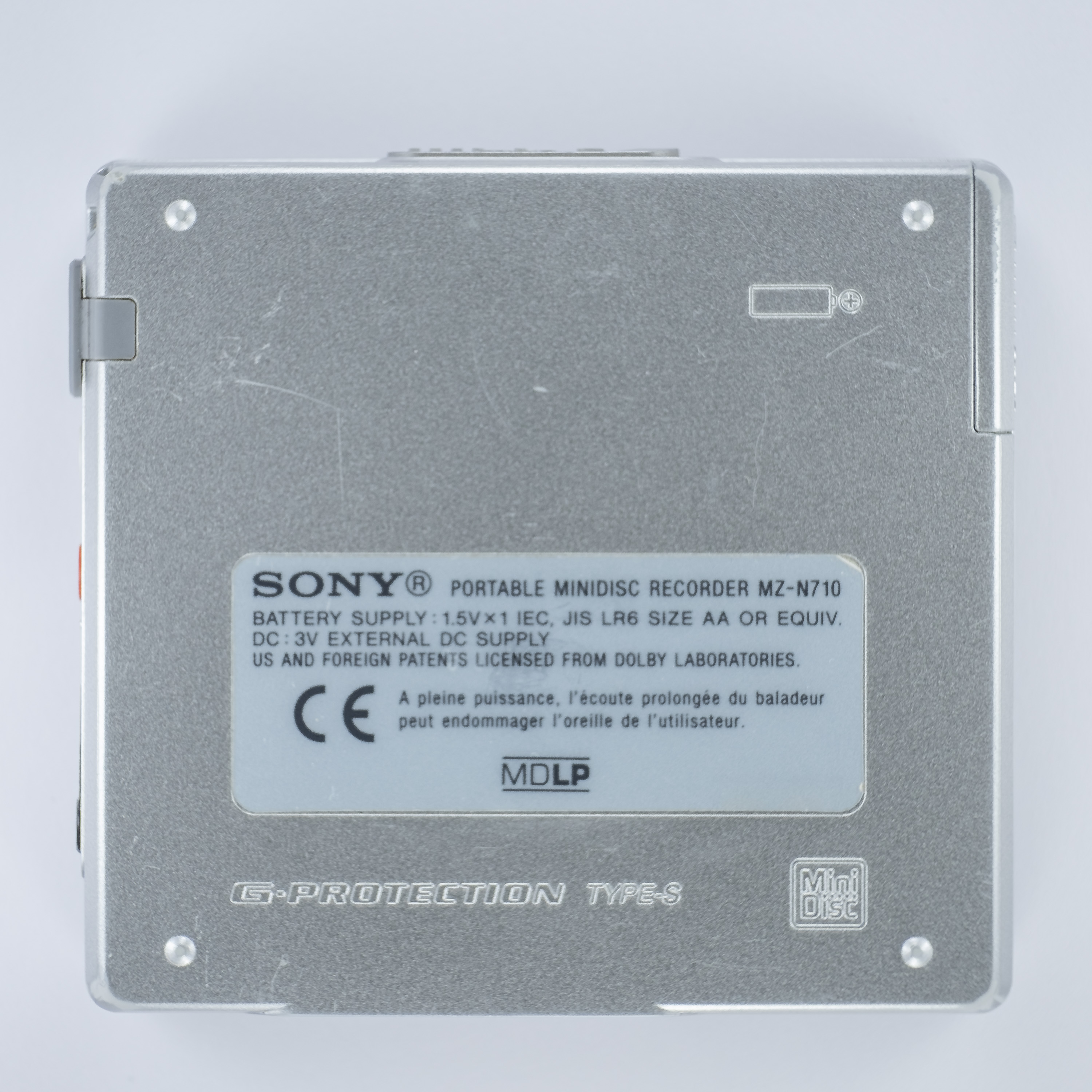 sony_mz_n710_silver_bottom.jpg sony_mz_n710_silver_bottom.jpg