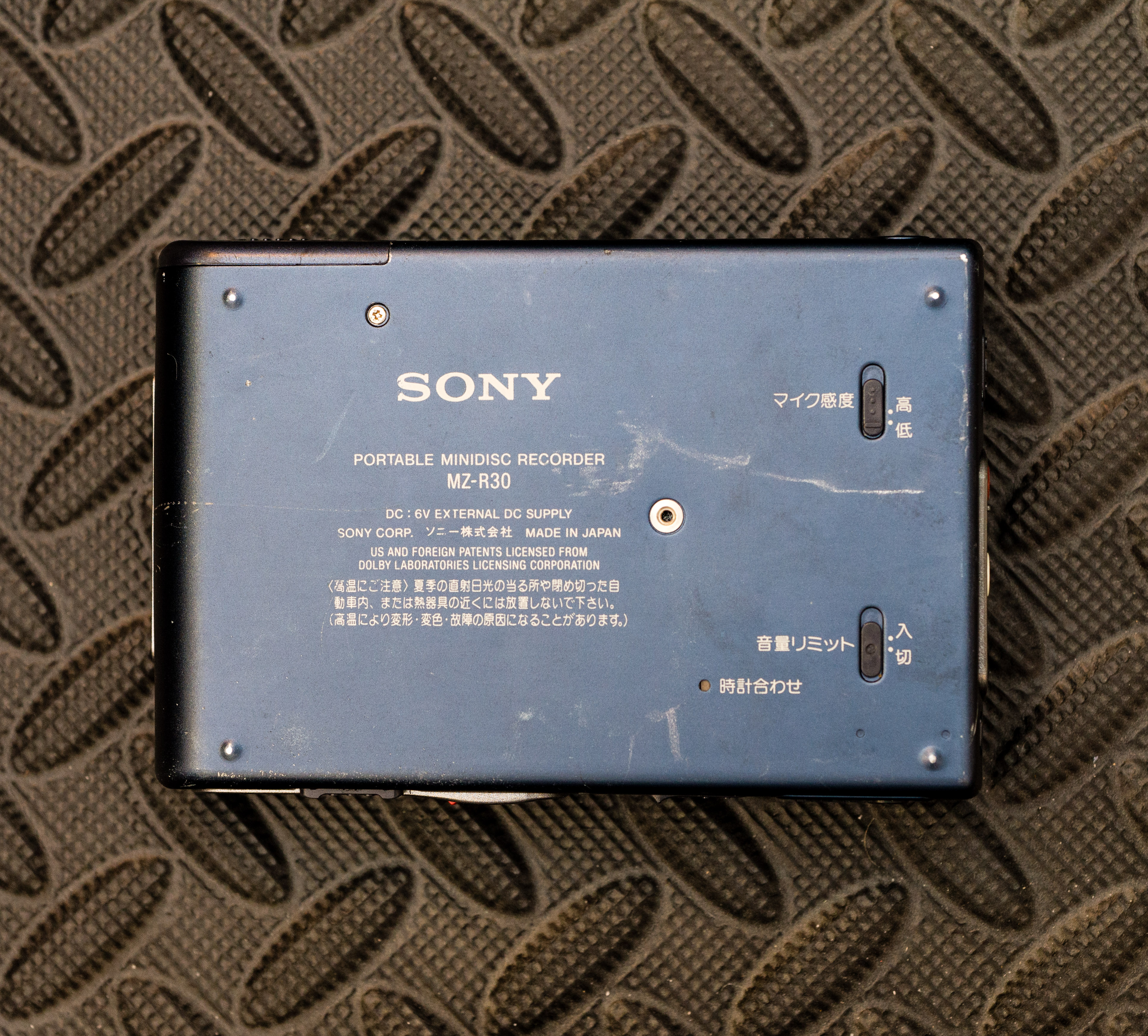 Sony MZ-R30 Bottom Sony MZ-R30 Bottom