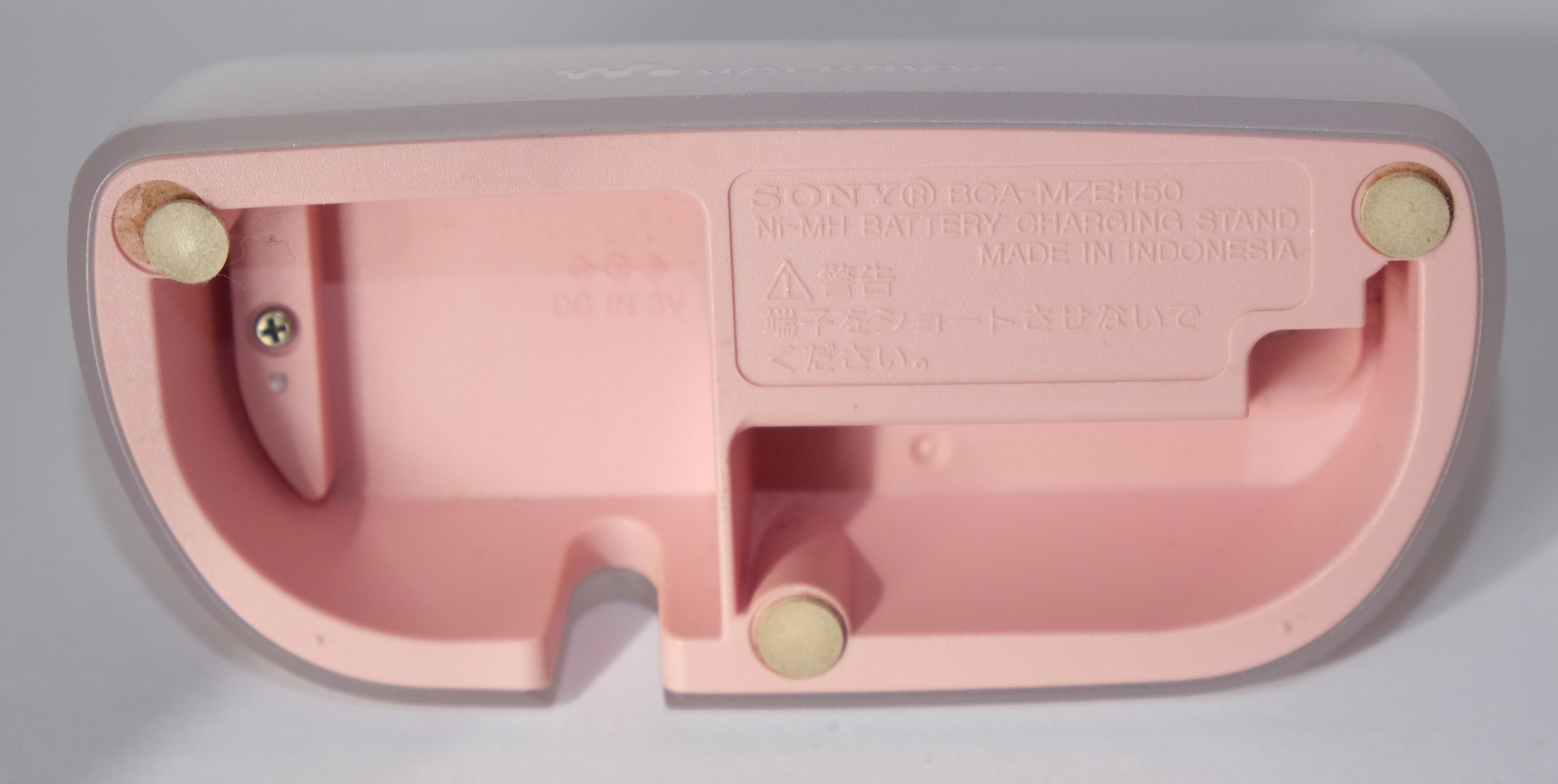 sony_mz_eh50_dock_pink_bottom.jpg sony_mz_eh50_dock_pink_bottom.jpg